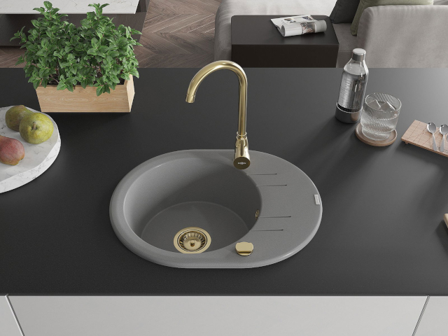 Évier avec robinet et siphon dorés