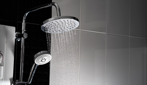 Robinets de douche dans les salles de bains modernes