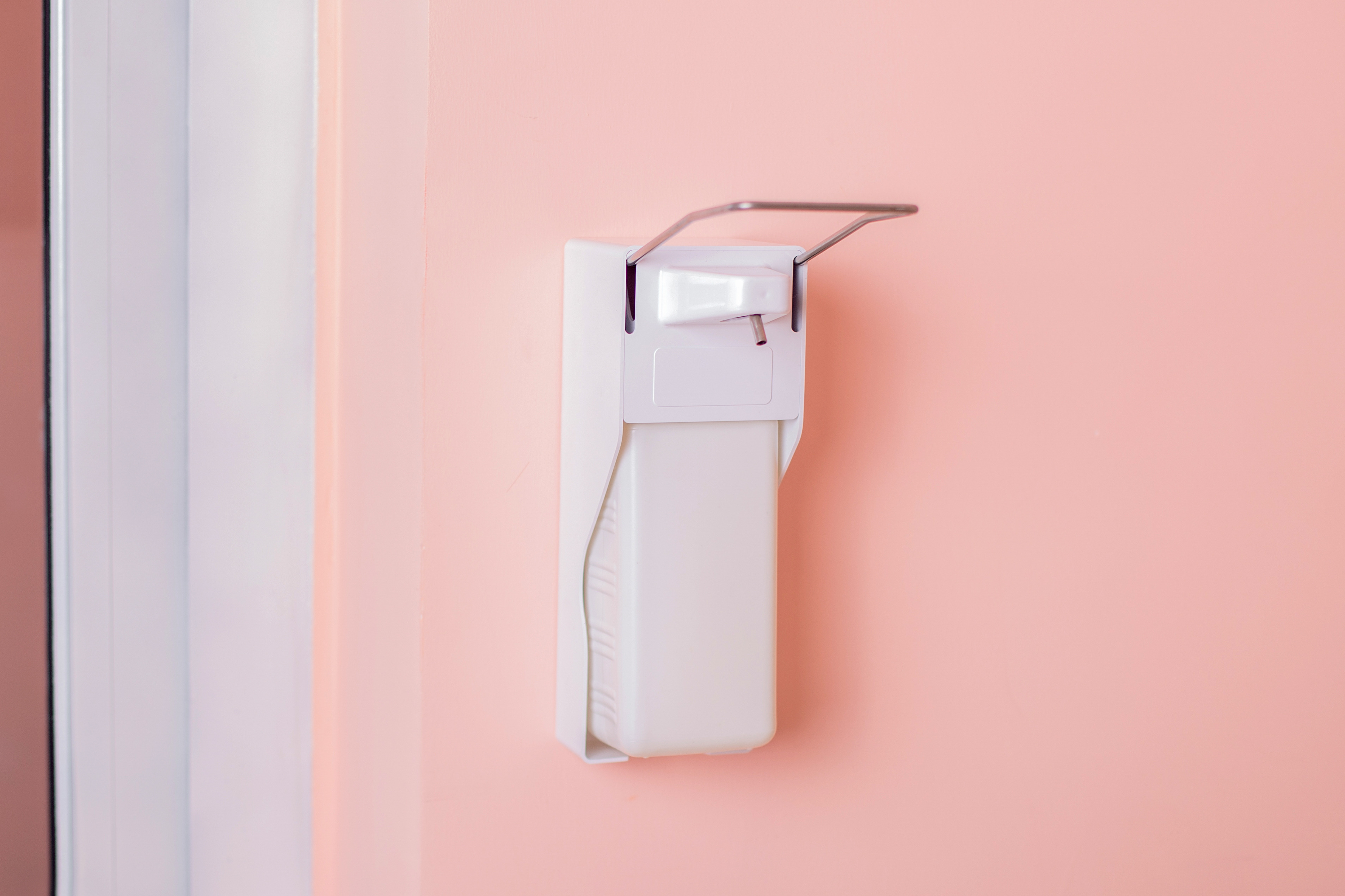 Comment suspendre un distributeur de savon liquide?