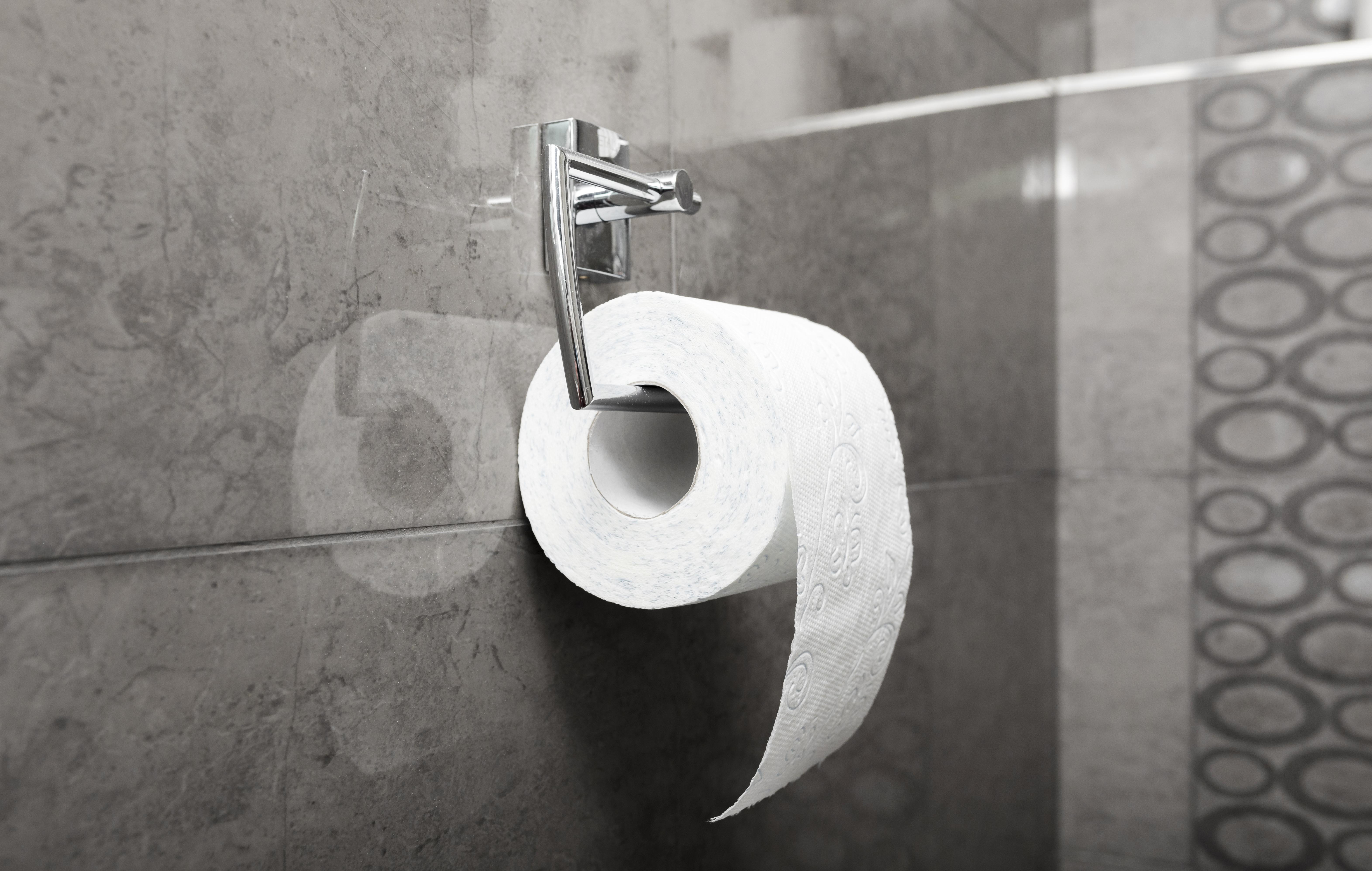 Comment installer un support de papier toilette avec étagère ?