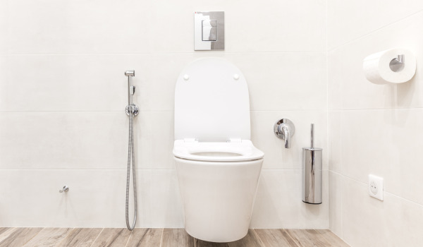 Waar moet je de houder voor de wc-borstel plaatsen?