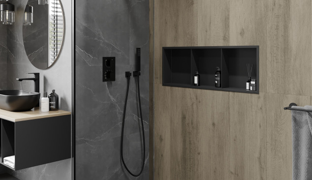 Salle de bain industrielle avec étagère intégrée sous la douche