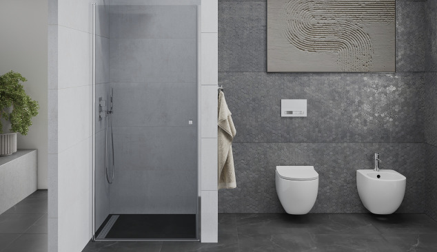 Salle de bain spacieuse avec portes de douche