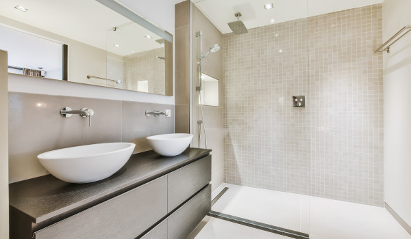 Robinet encastré ou en saillie — une salle de bain moderne