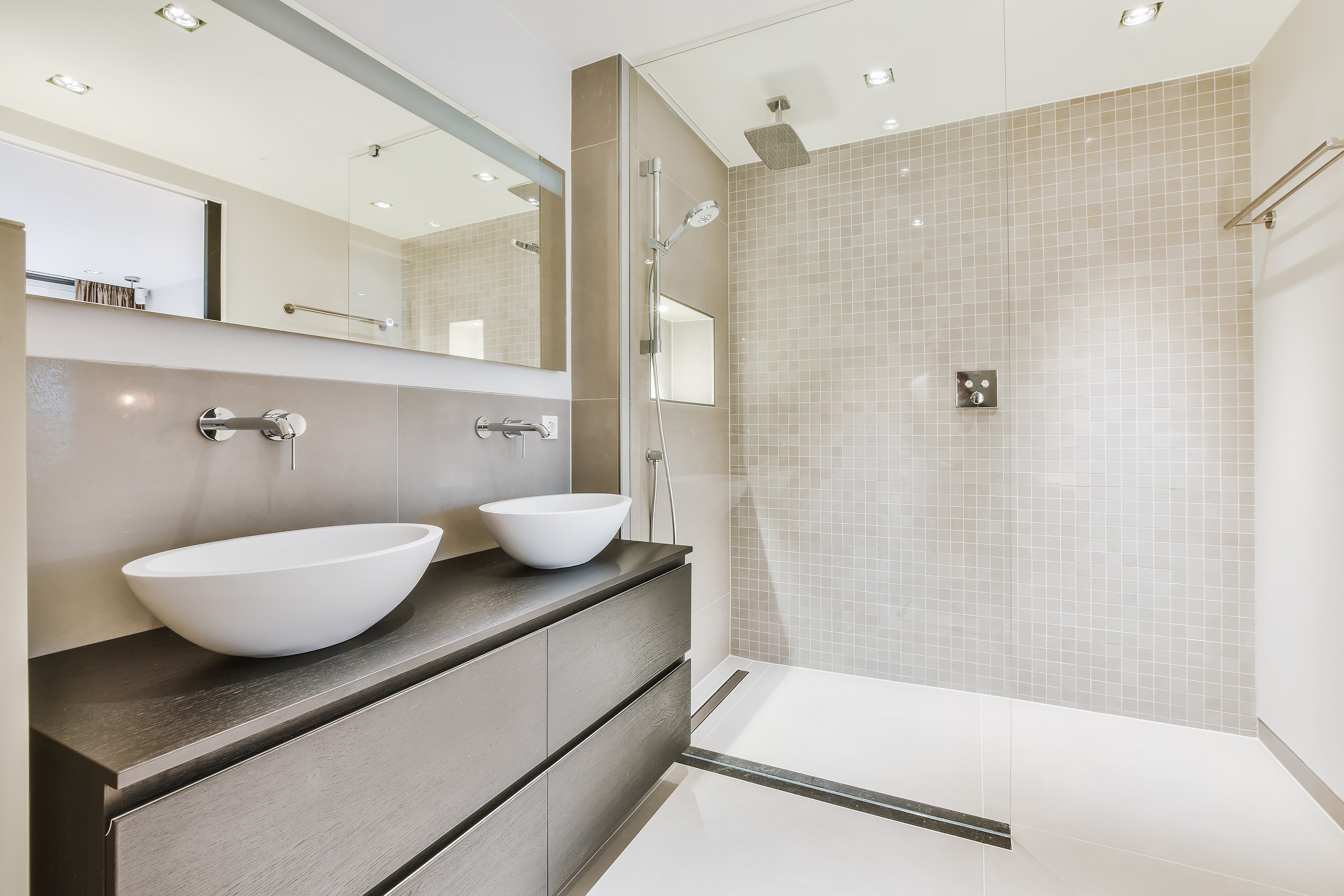 Robinet encastré ou en saillie — une salle de bain moderne