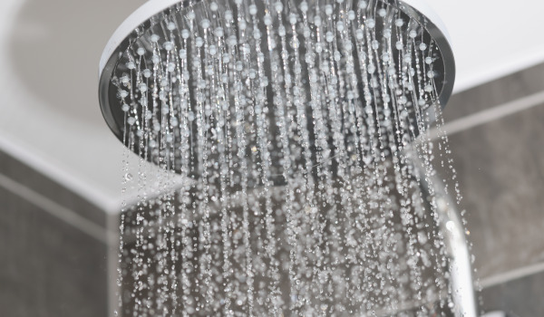 Comment choisir et installer un système de douche apparent avec pomme de douche ?