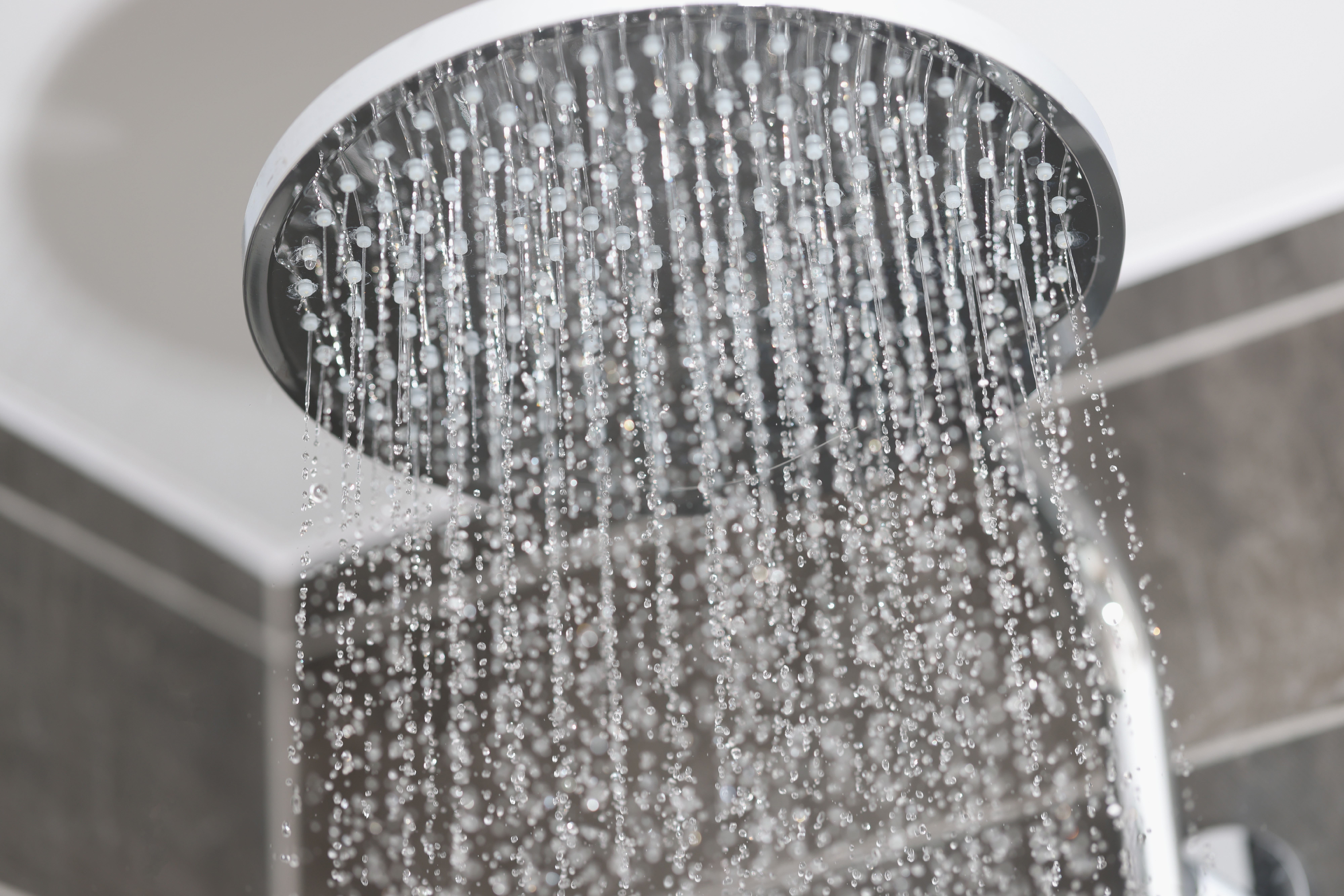 Comment choisir et installer un système de douche apparent avec pomme de douche ?
