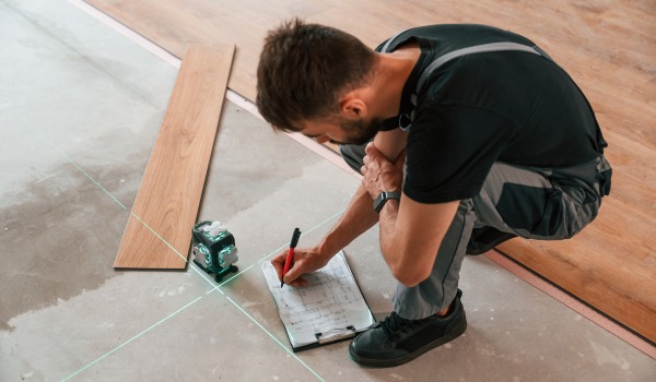 Comment préparer le sol pour les panneaux?