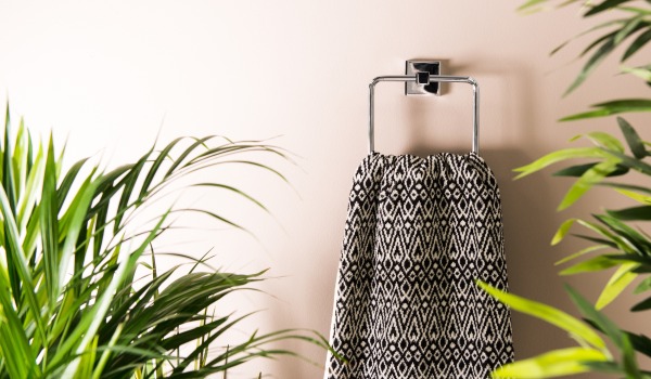 Quelle méthode de fixation des accessoires de salle de bain choisir : porte-serviettes sans perçage et avec perçage