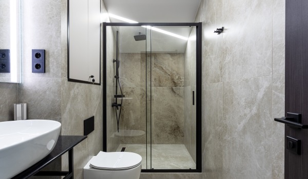 Douche sans receveur, quels avantages et inconvénients ?