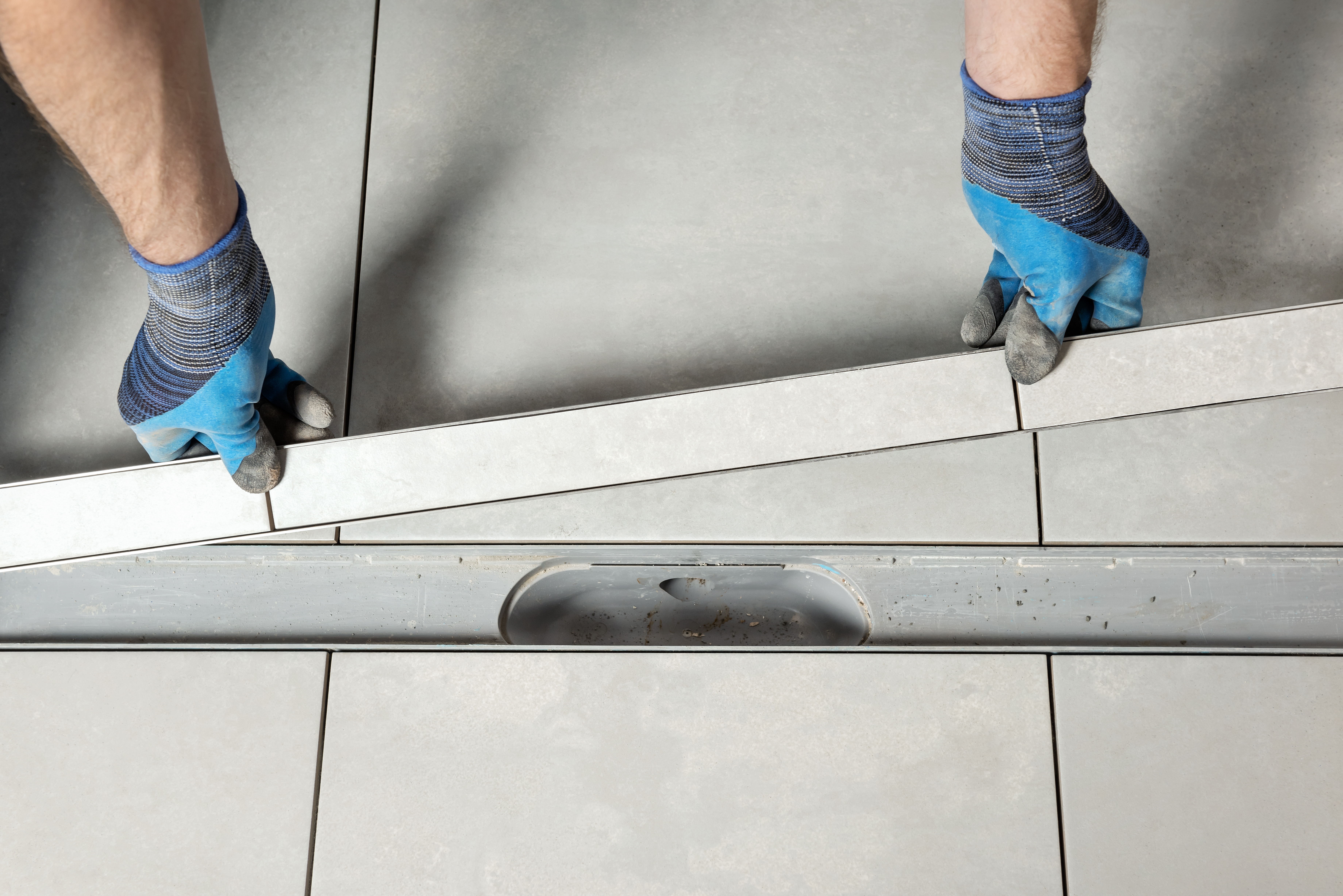 Comment coller un carreau dans un drain linéaire ?