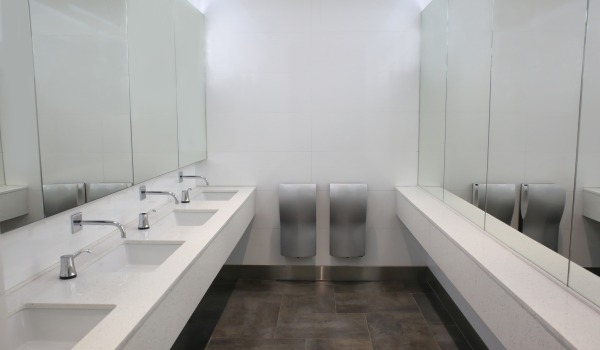 Toilettes de bureau — quel équipement devrait-on y trouver ?
