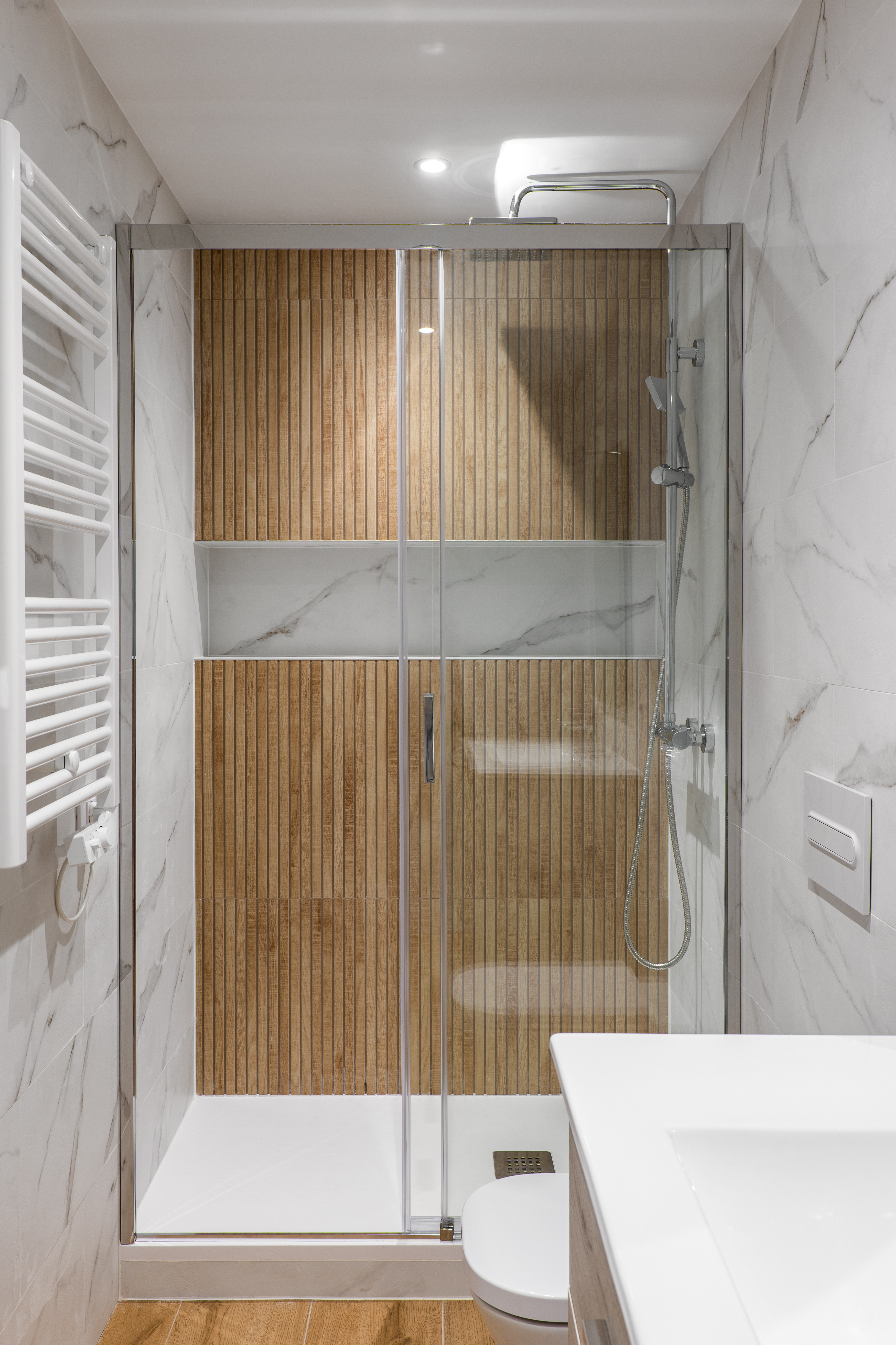 Système de douche encastré dans une petite salle de bain