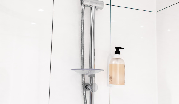 Colonnes de douche élégantes dans la salle de bains