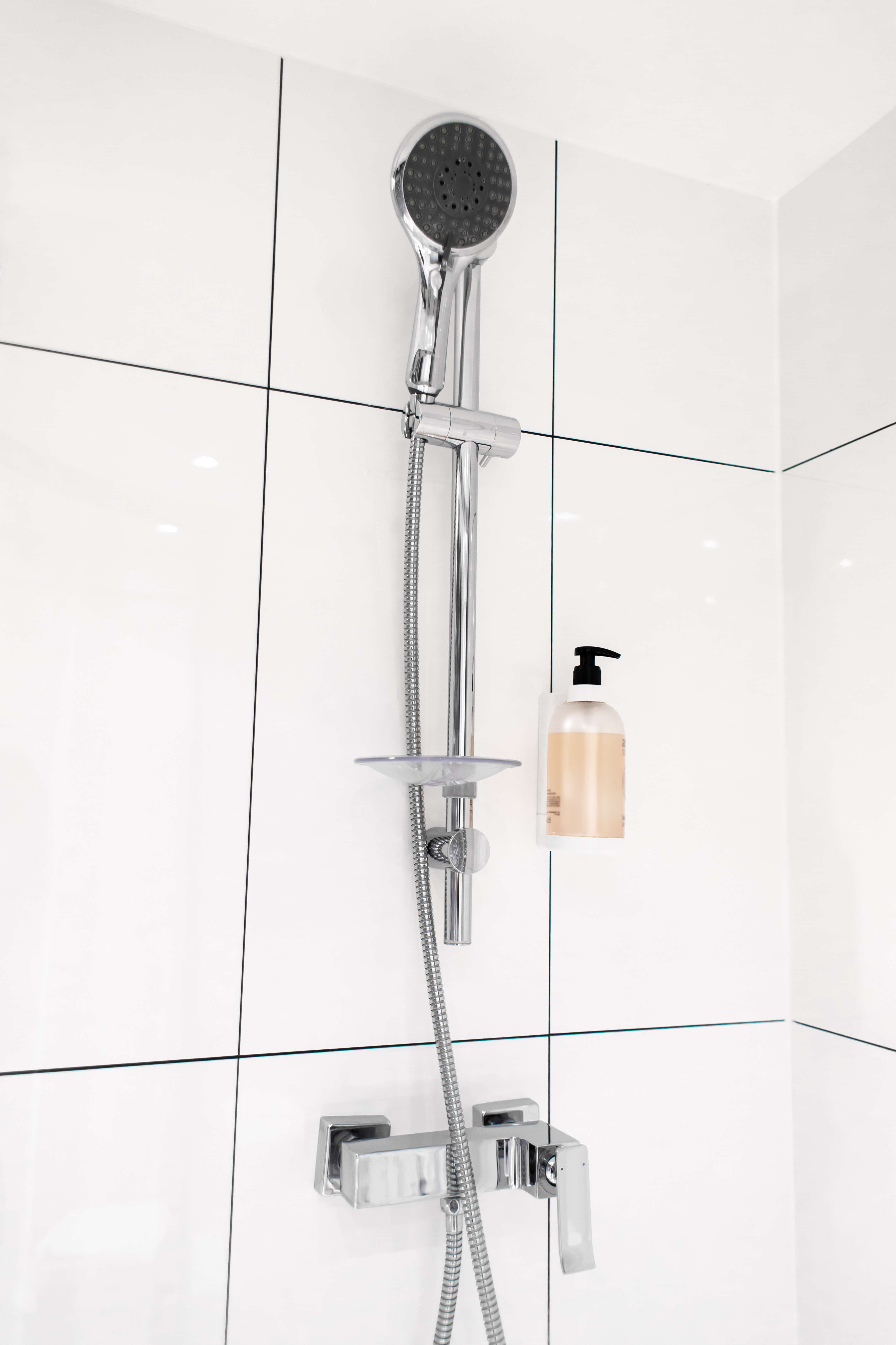 Colonnes de douche élégantes dans la salle de bains