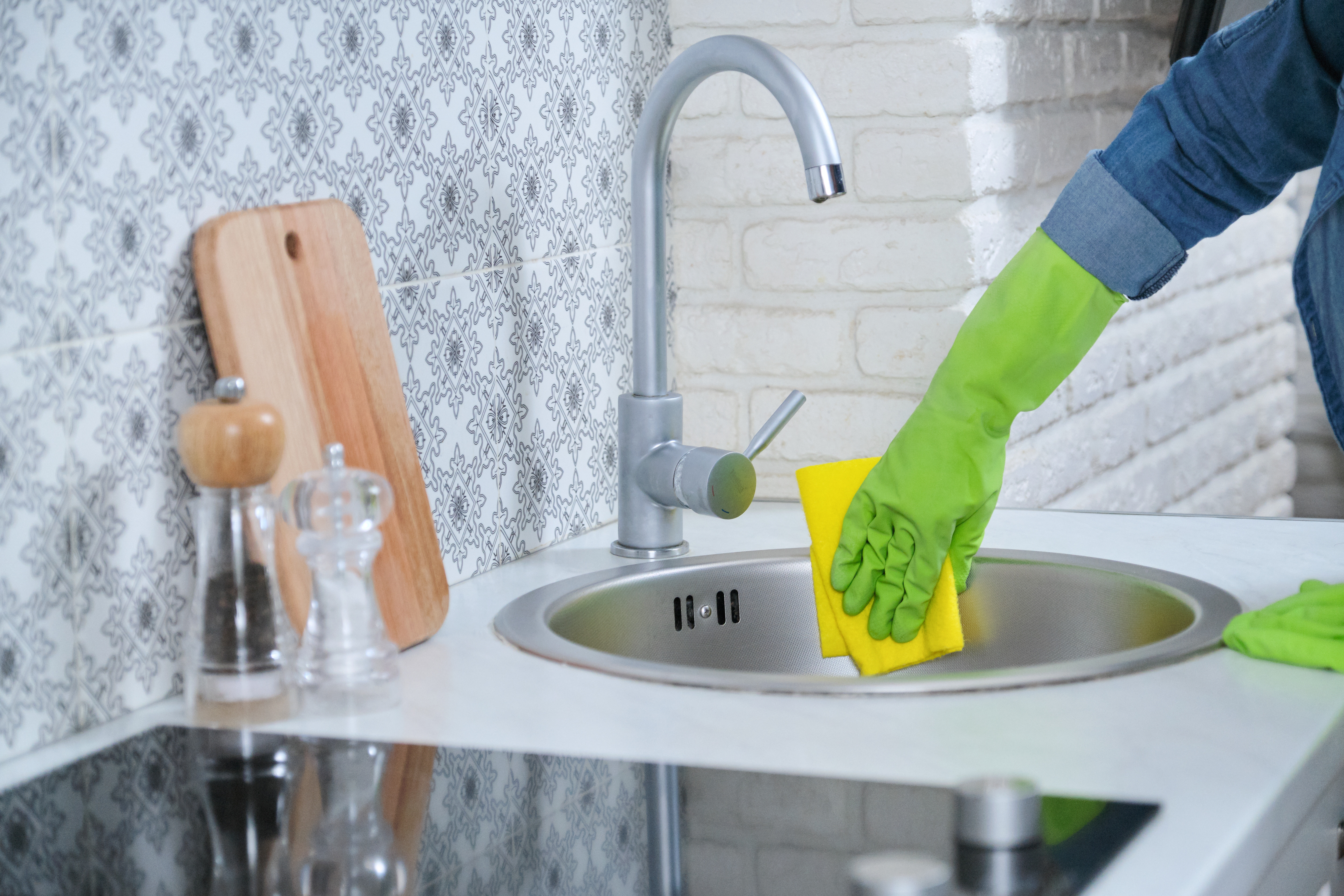Comment entretenir le bouchon de l'évier de salle de bain?