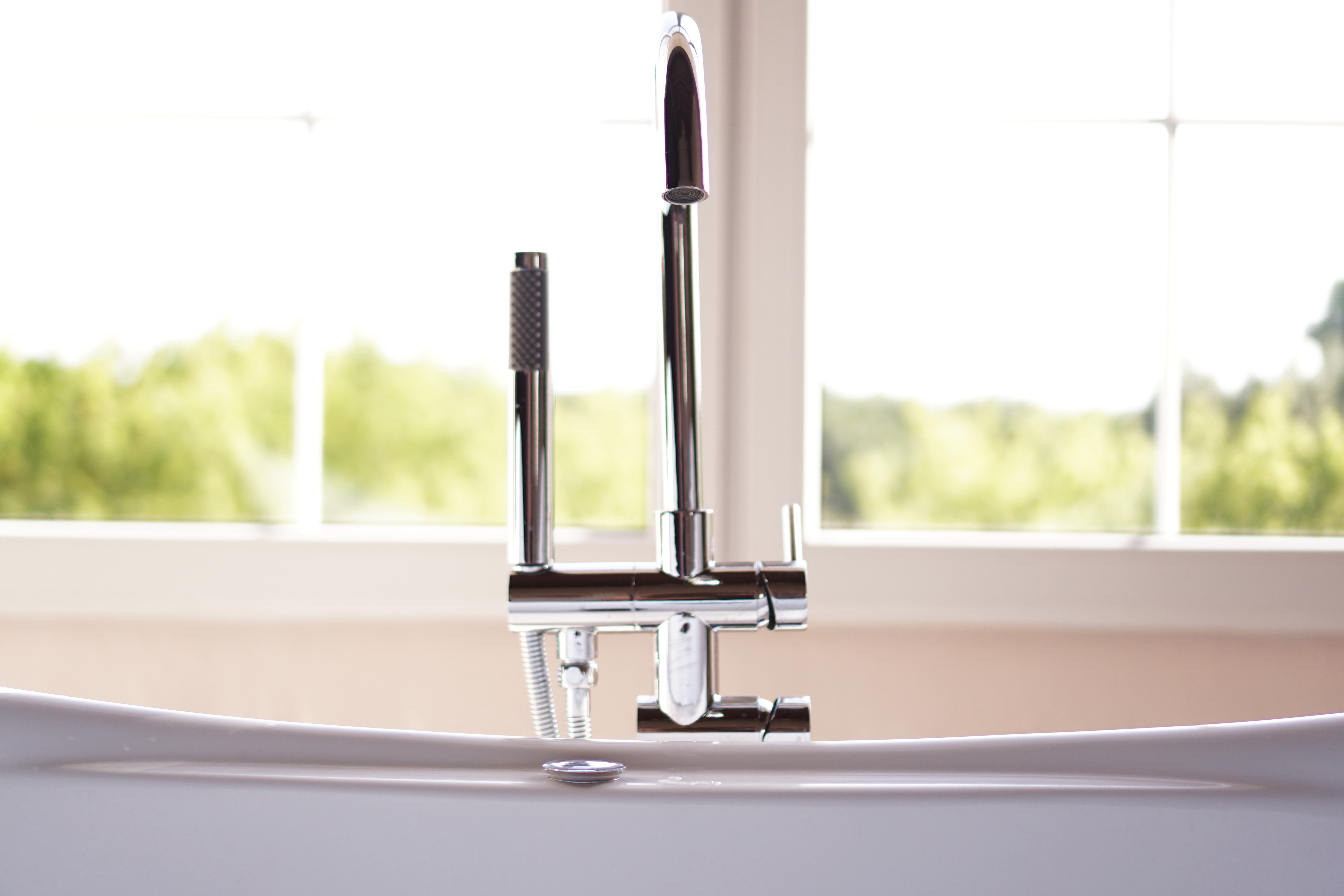 Salles de bains modernes avec mitigeurs baignoire-douche