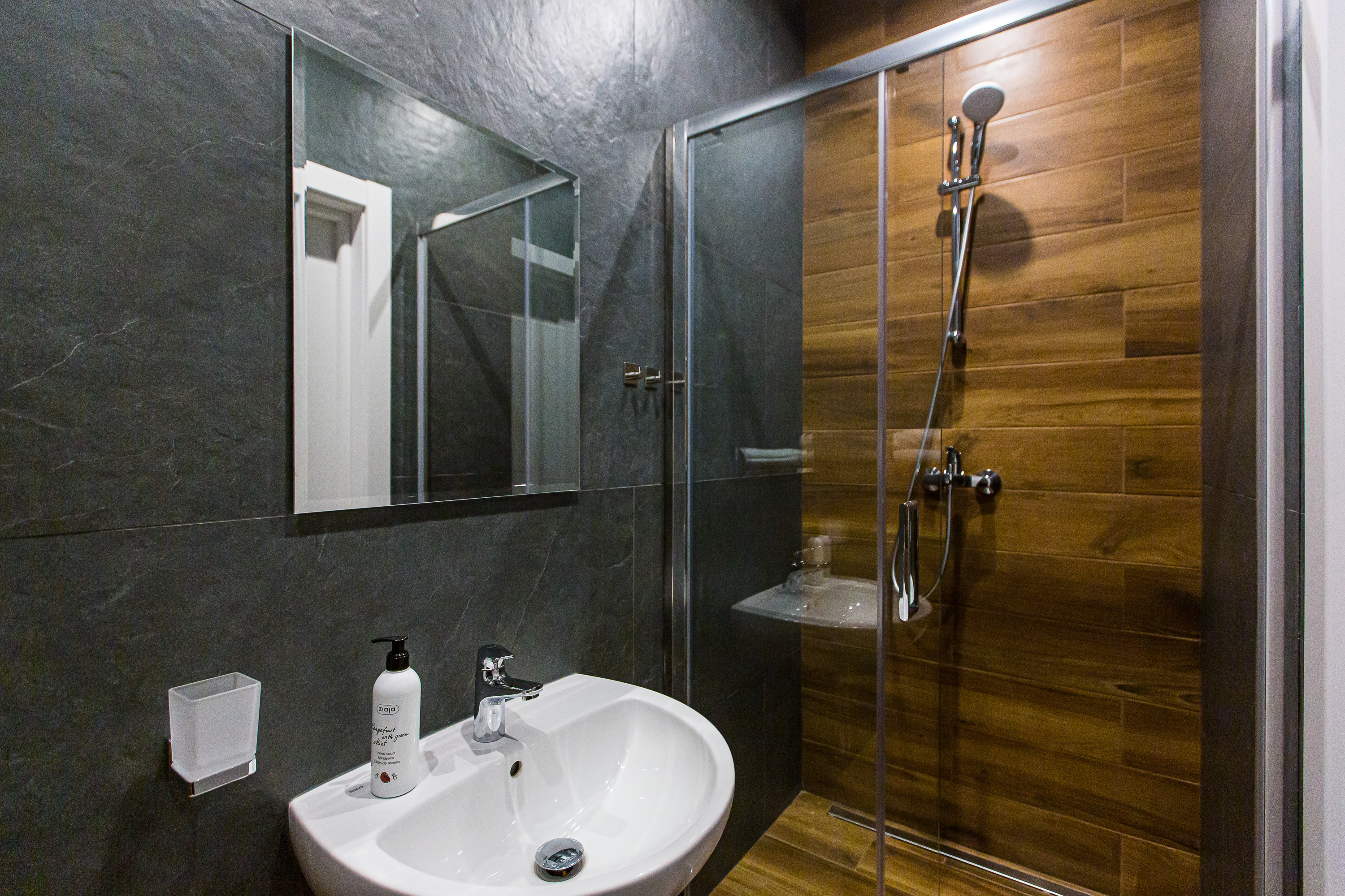 Comment sceller les portes de la cabine de douche?