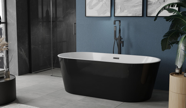 Salle de bain avec un mur bleu marine et des accessoires noirs