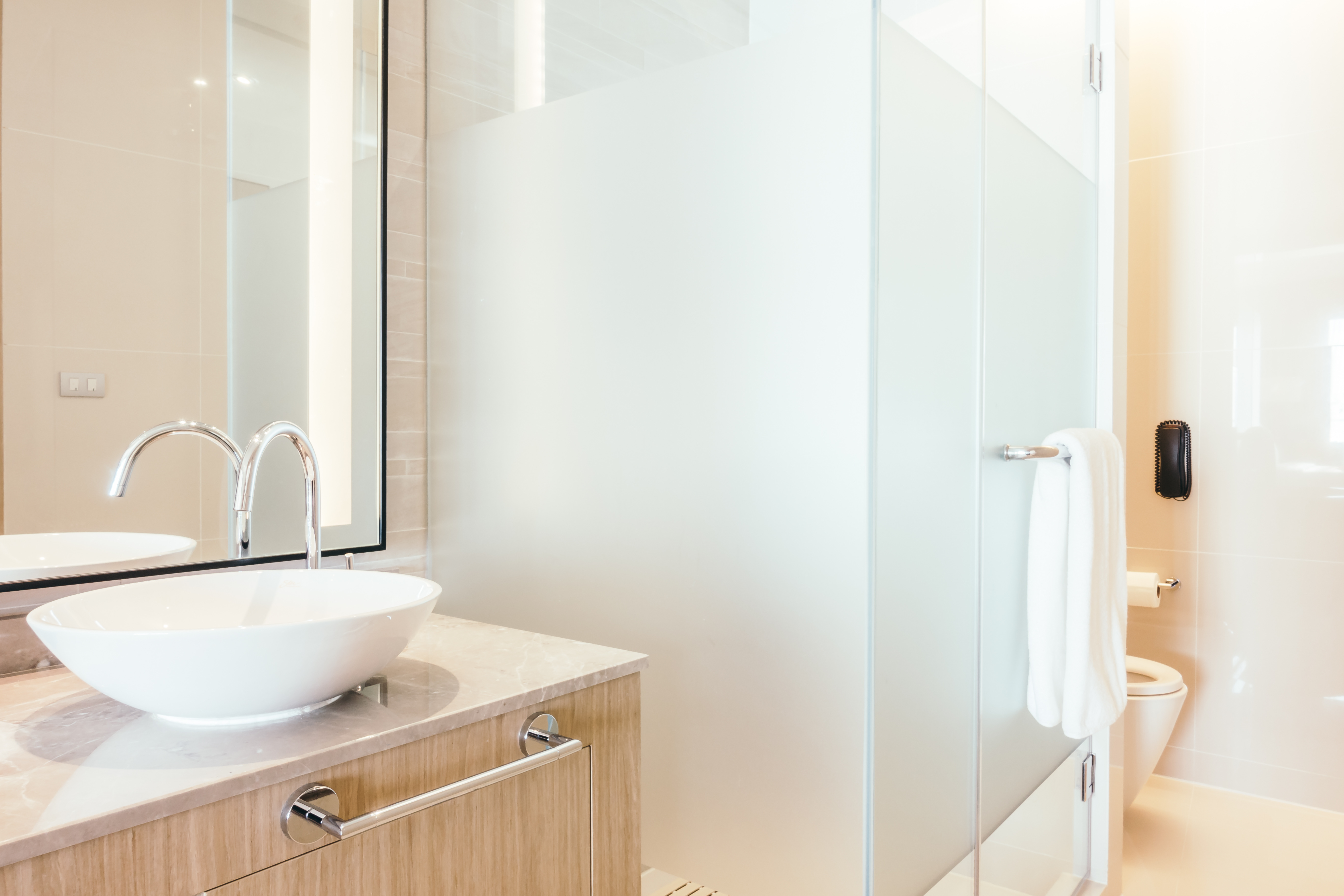 Que remplacer par des carreaux sous la douche ?