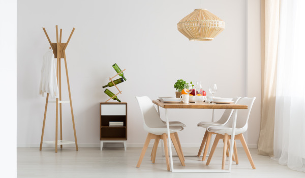 Comment protéger les murs de la salle à manger ? Idées pour finir le mur au-dessus de la table dans la cuisine