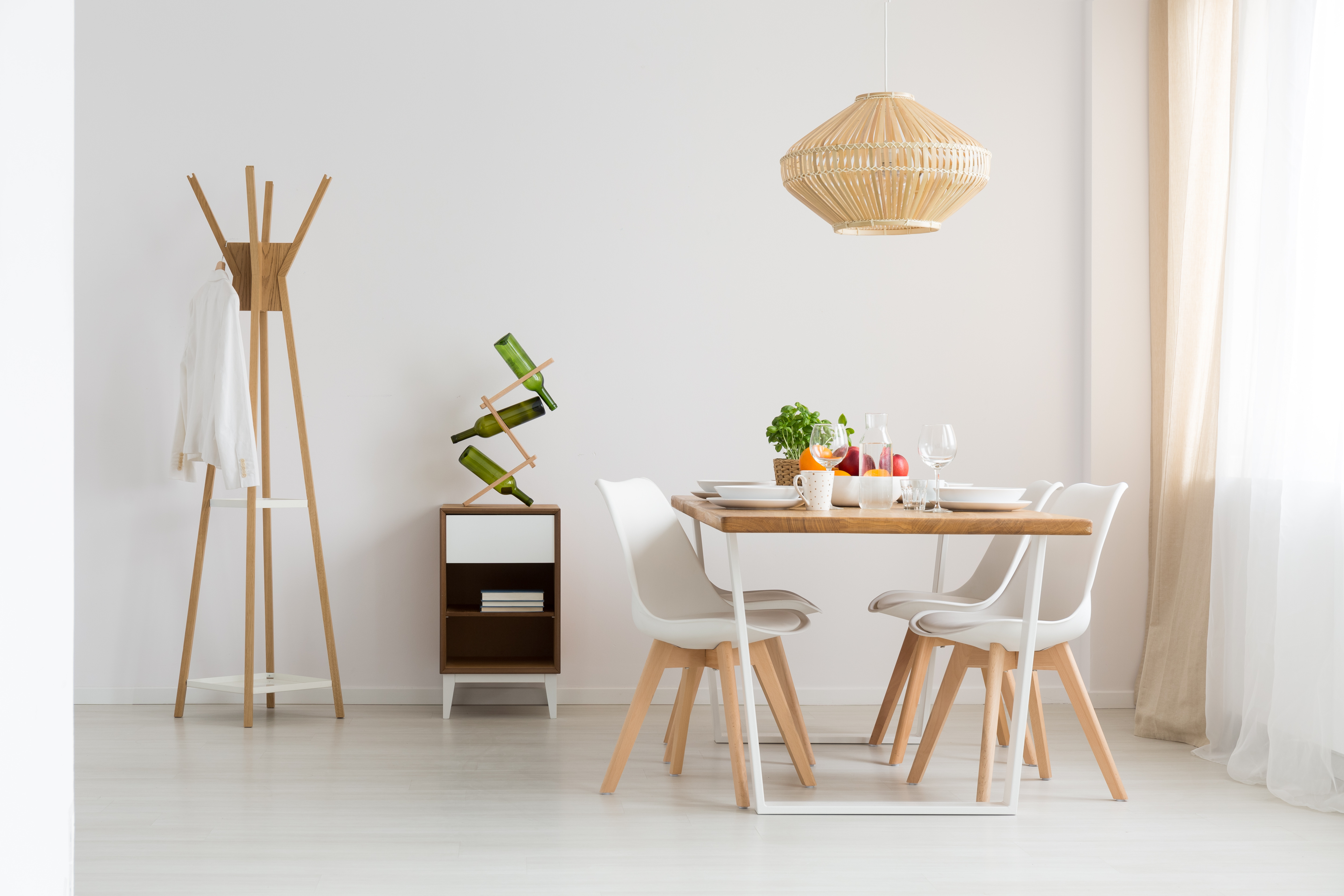 Comment protéger les murs de la salle à manger ? Idées pour finir le mur au-dessus de la table dans la cuisine