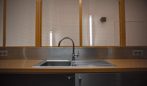 Tôle décorative sur le mur de la cuisine - est-ce une bonne idée?