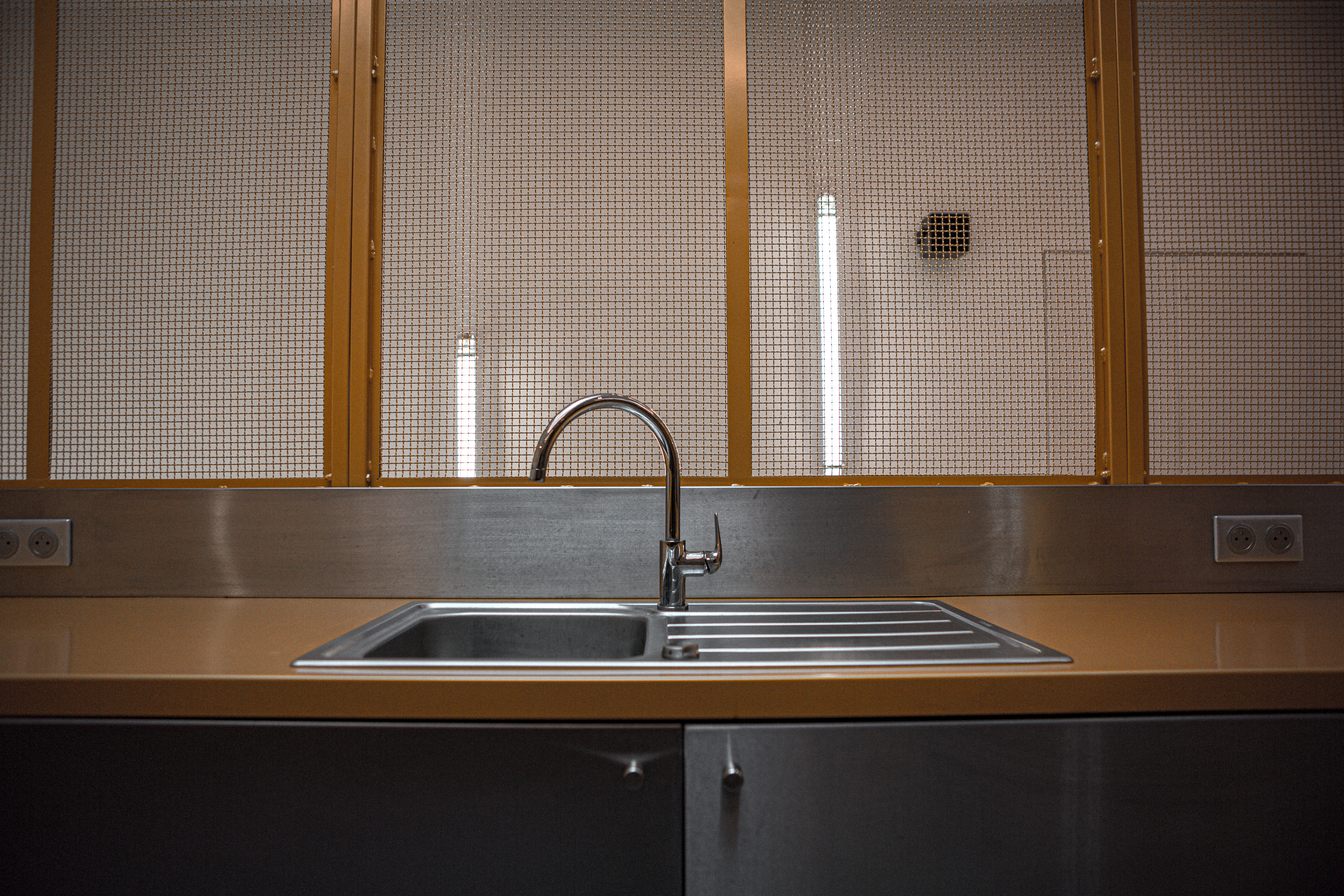 Tôle décorative sur le mur de la cuisine - est-ce une bonne idée?