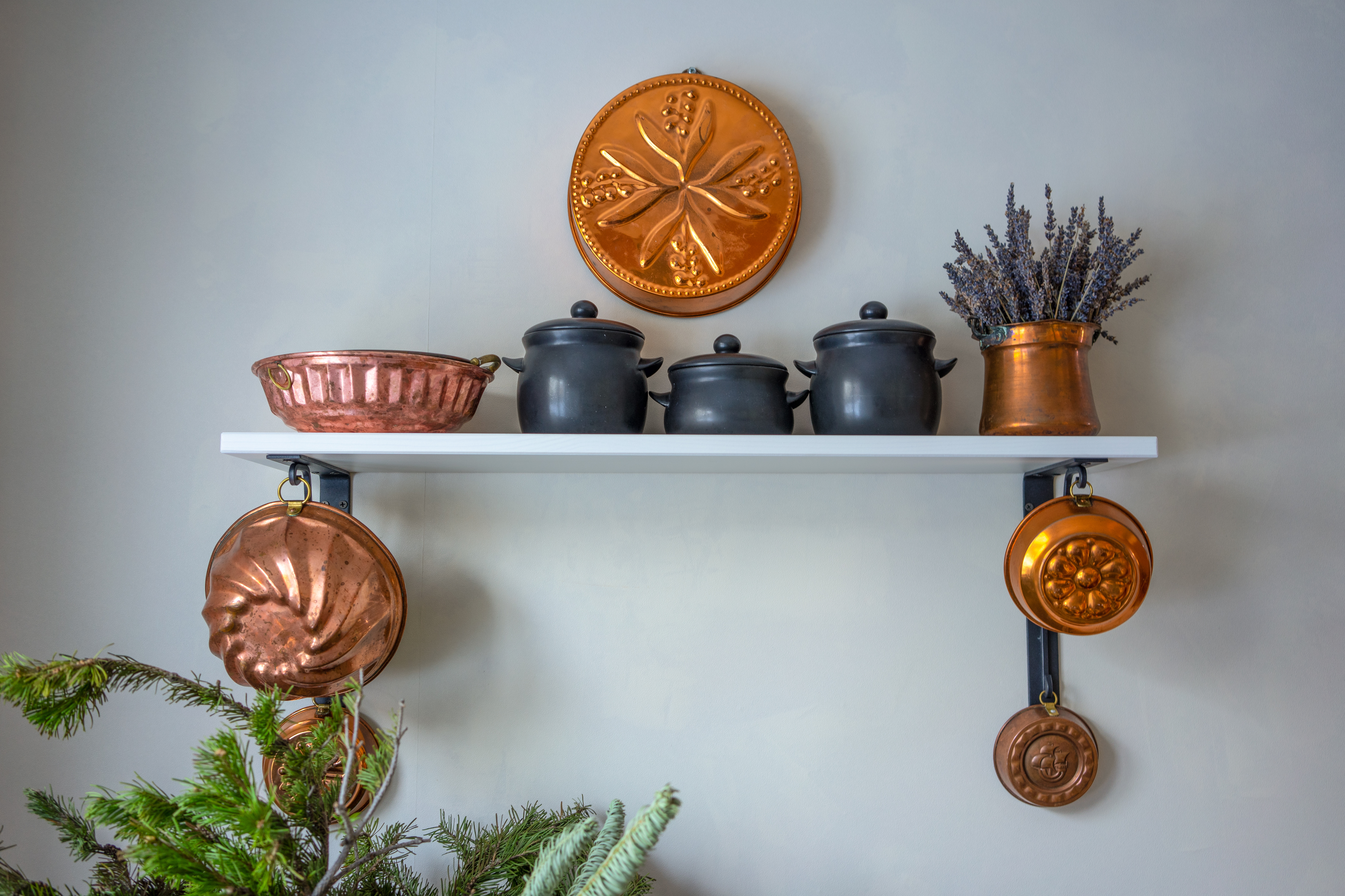 Avec quelle décoration d'un mur vide dans la cuisine pouvez-vous améliorer son apparence ?