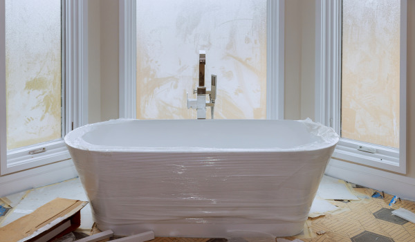 Comment connecter une baignoire autoportante?