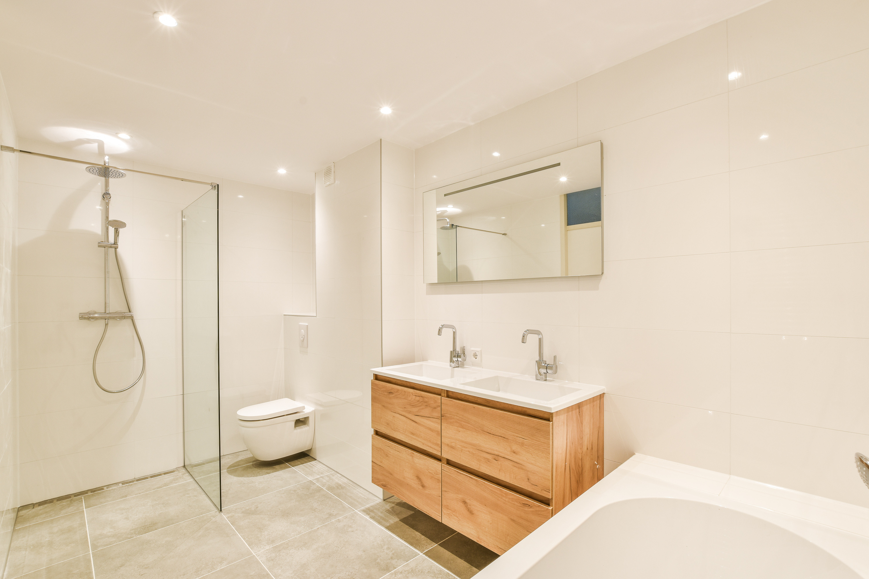 Miroirs de salle de bain grands ou petits?