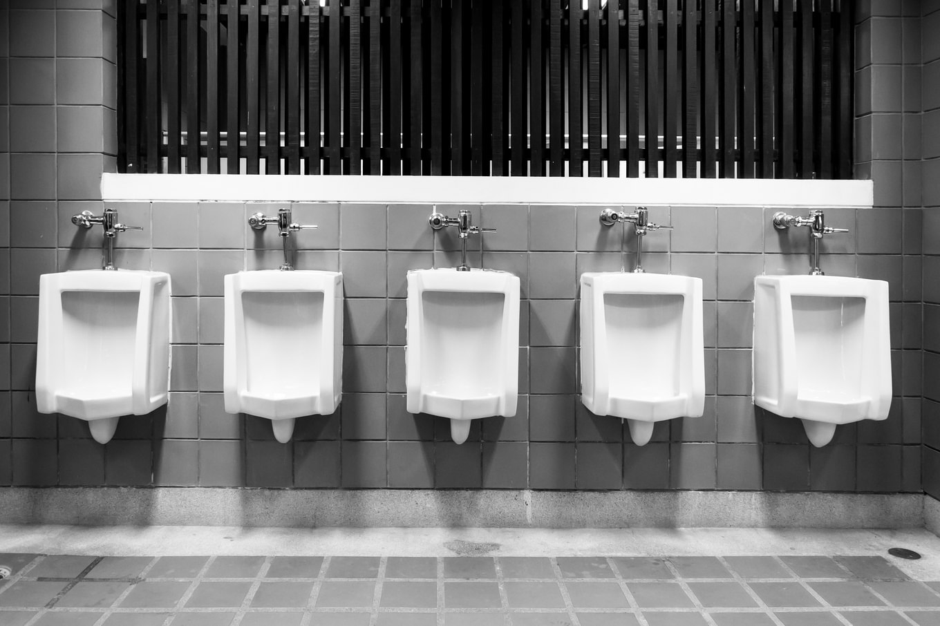 À quelle hauteur l'urinoir sera-t-il le plus efficace? À quoi faut-il prêter attention avant l'installation?