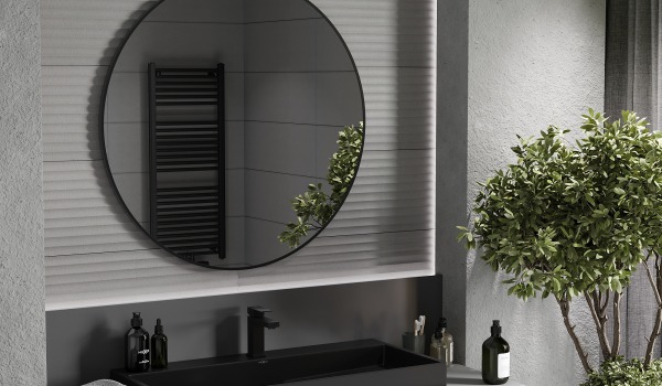 Salle de bains sombre au style industriel