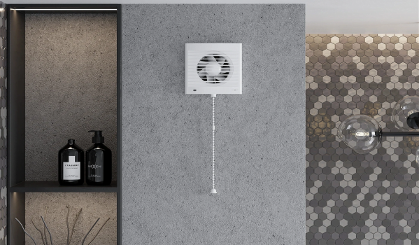Un ventilateur de salle de bain peut-il être au-dessus de la douche ?