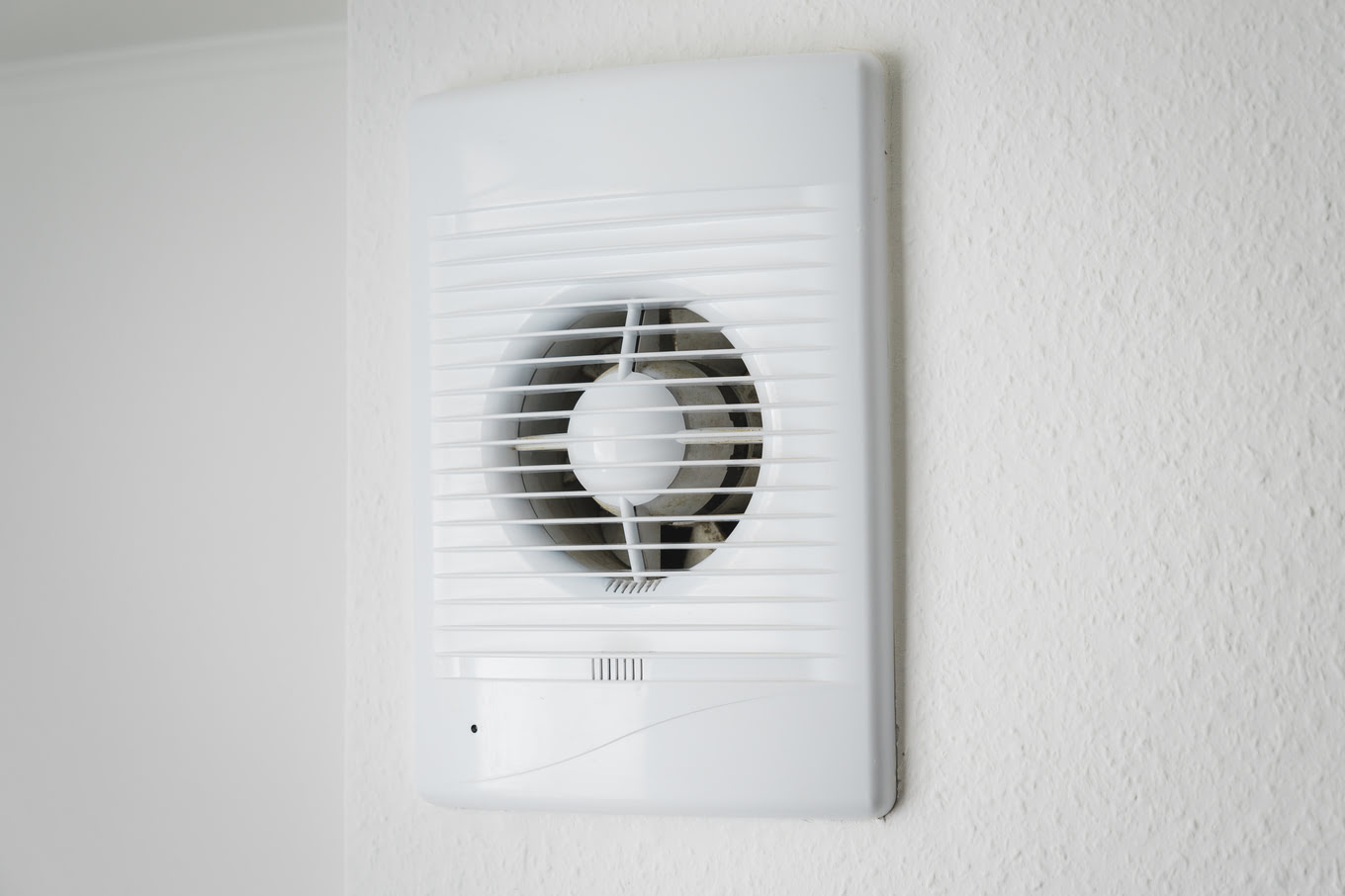 Quelle ventilation est nécessaire dans les salles de bains pour assurer un bon flux d'air?