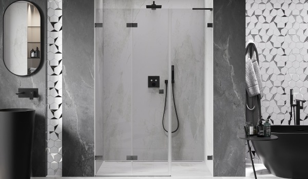 Salle de bain avec des carreaux géométriques sur le mur