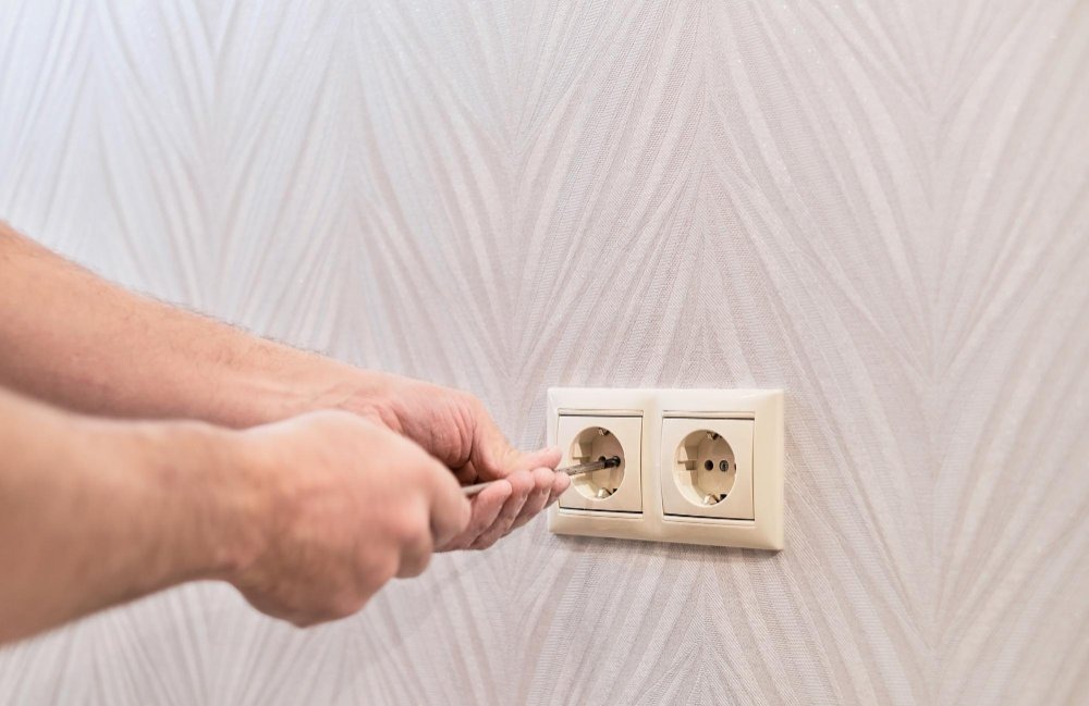 De hoogte van het stopcontact bij de wastafel en meer – wat moet het zijn?