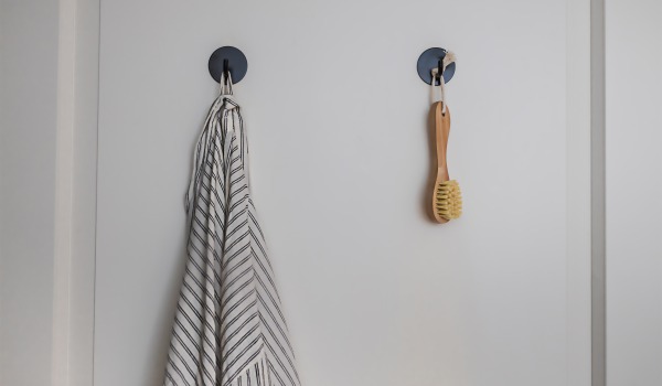 Comment monter des accessoires de salle de bain à ventouses pour qu'ils ne tombent pas ?