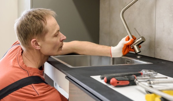 Comment déboucher un évier de cuisine? Des méthodes maison pour le déboucher