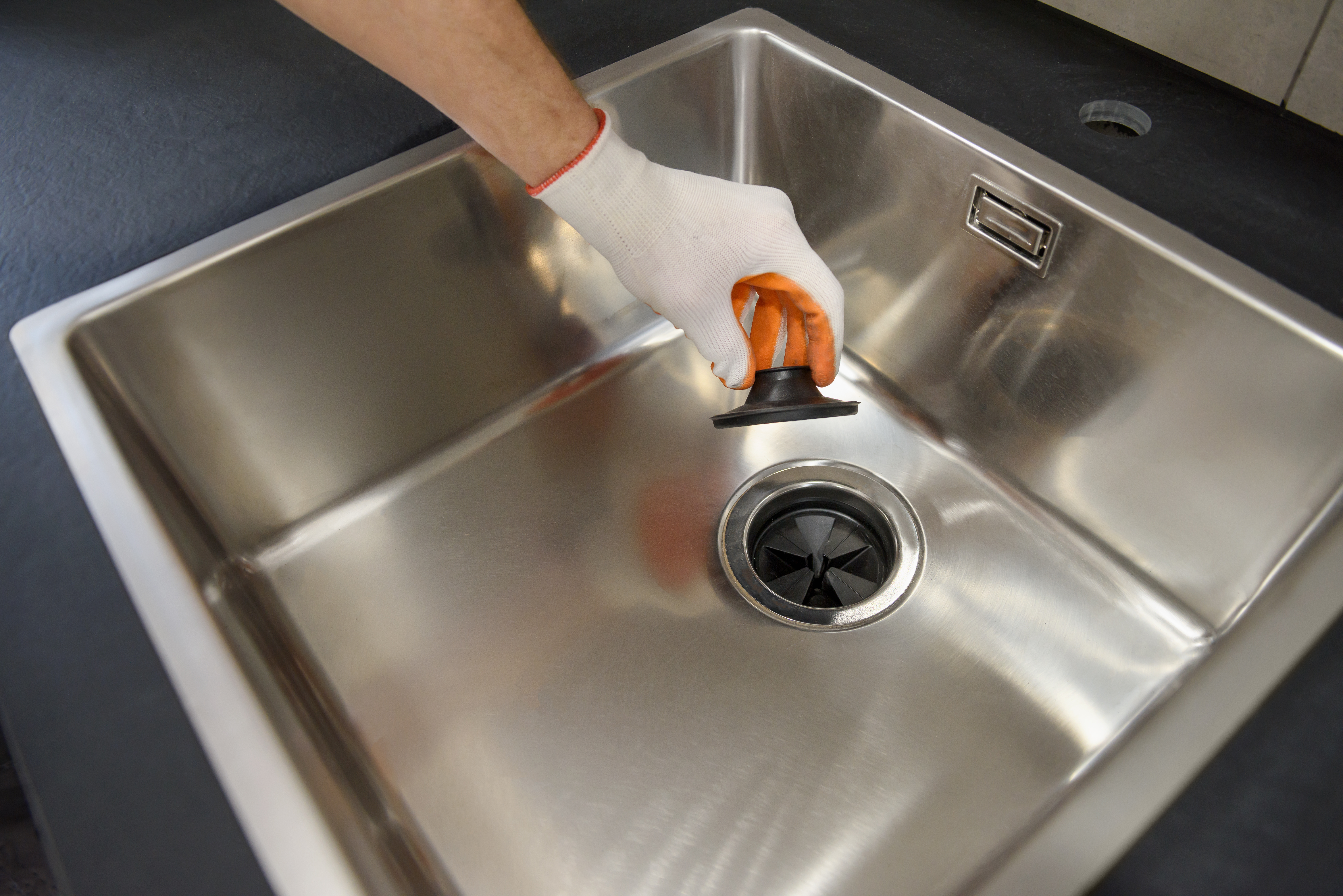 Comment installer un bouchon automatique pour lavabo ?