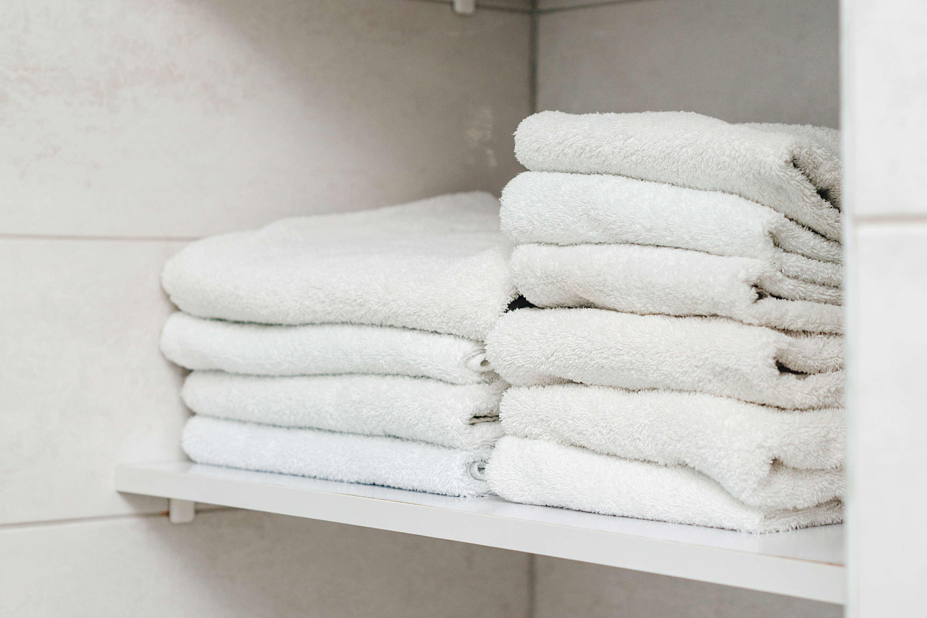 How to hang a bathroom shelf?