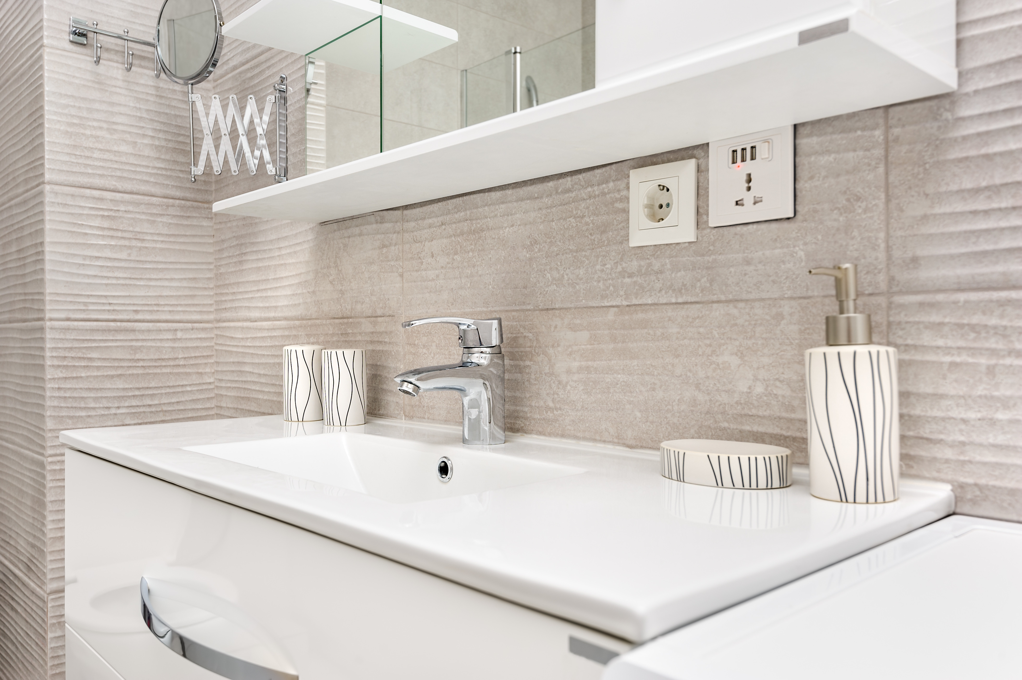 Où accrocher les étagères de salle de bain ?